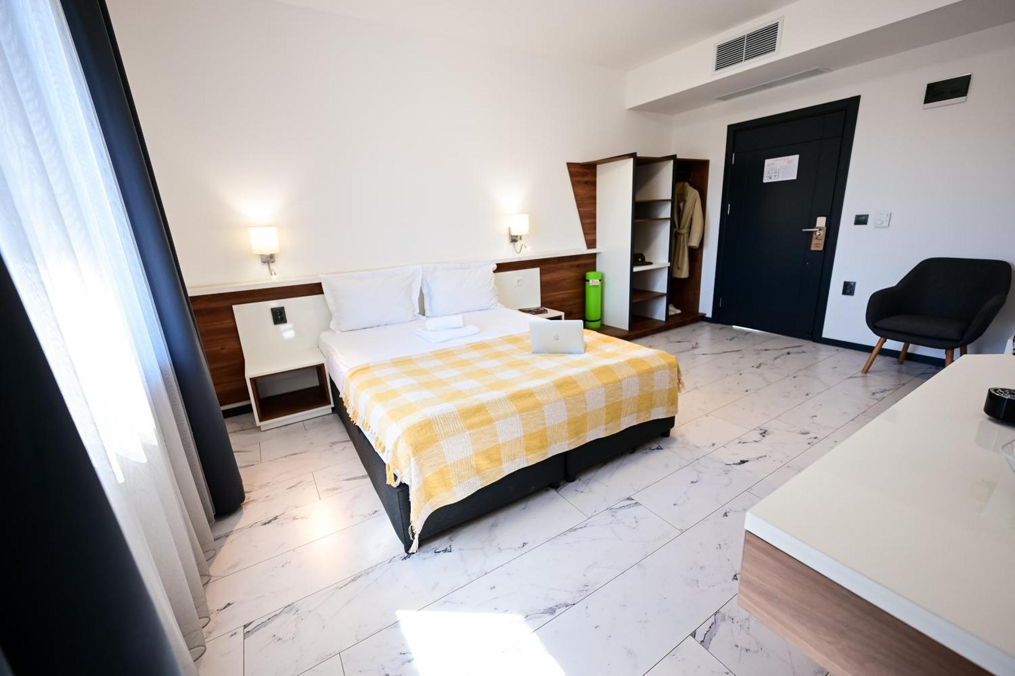 Rubo Hotel Shumen Exterior photo